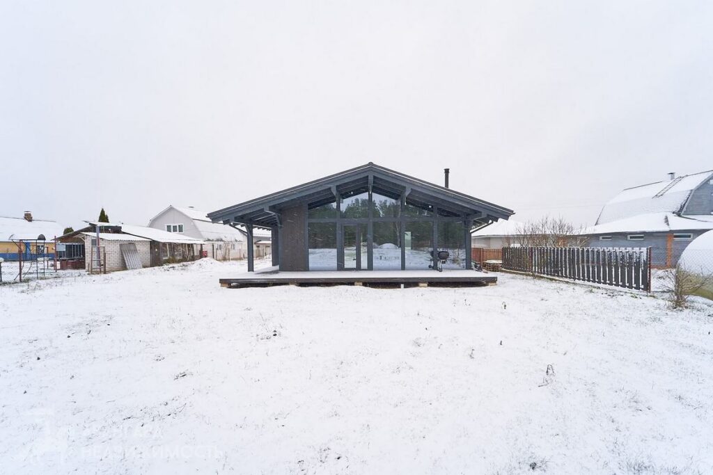 Современный дом с теплыми полами и видом на лес продают под Уздой — сколько за него просят