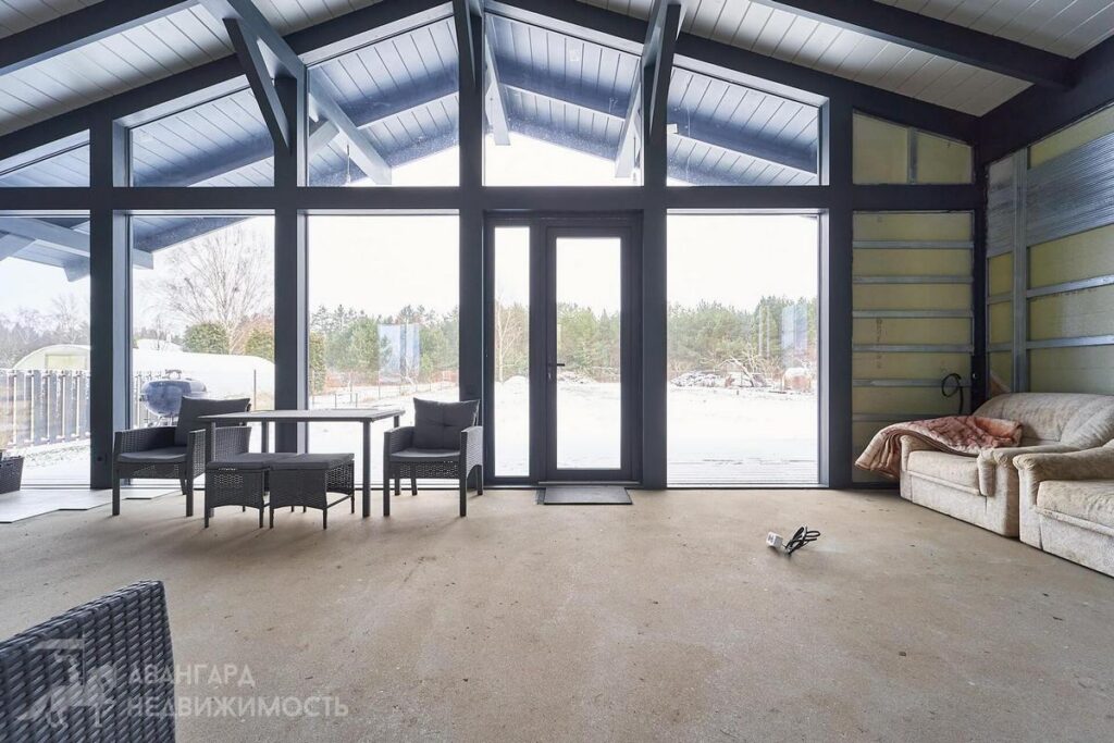 Современный дом с теплыми полами и видом на лес продают под Уздой — сколько за него просят