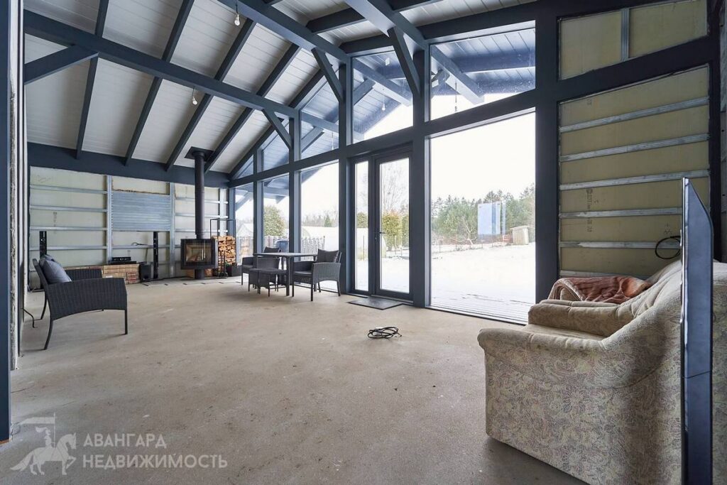 Современный дом с теплыми полами и видом на лес продают под Уздой — сколько за него просят