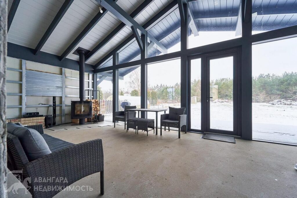 Современный дом с теплыми полами и видом на лес продают под Уздой — сколько за него просят