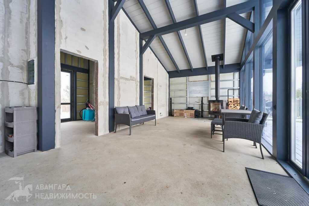 Современный дом с теплыми полами и видом на лес продают под Уздой — сколько за него просят