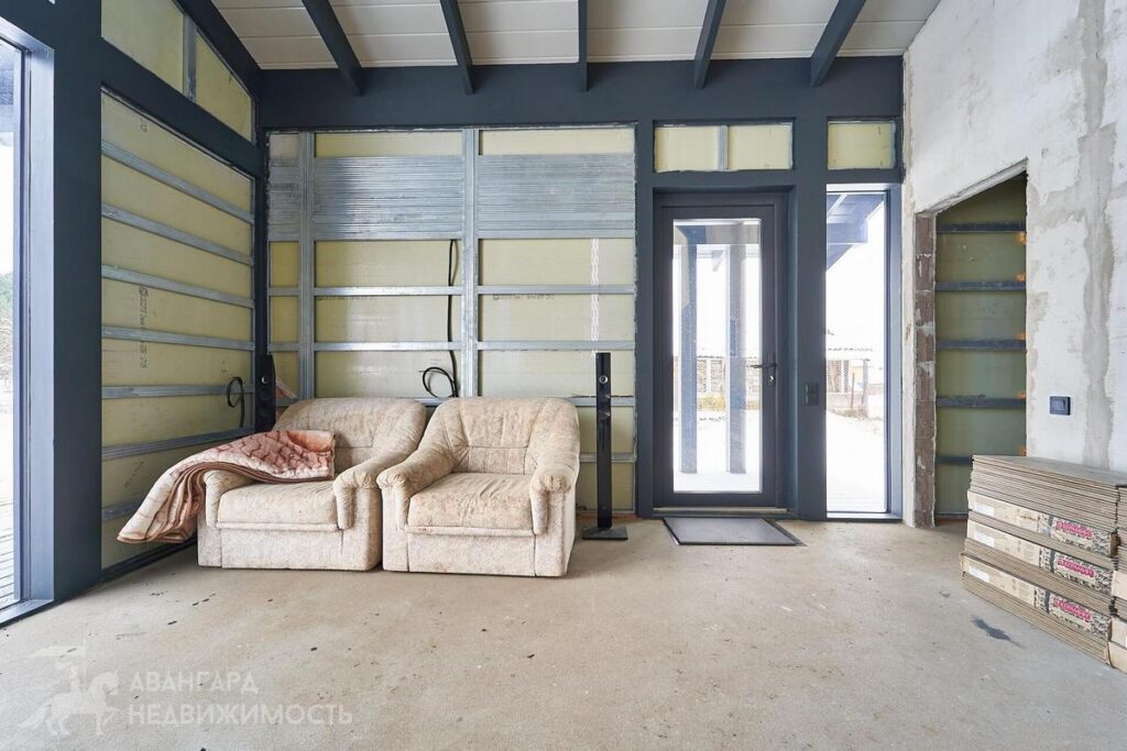 Современный дом с теплыми полами и видом на лес продают под Уздой — сколько за него просят