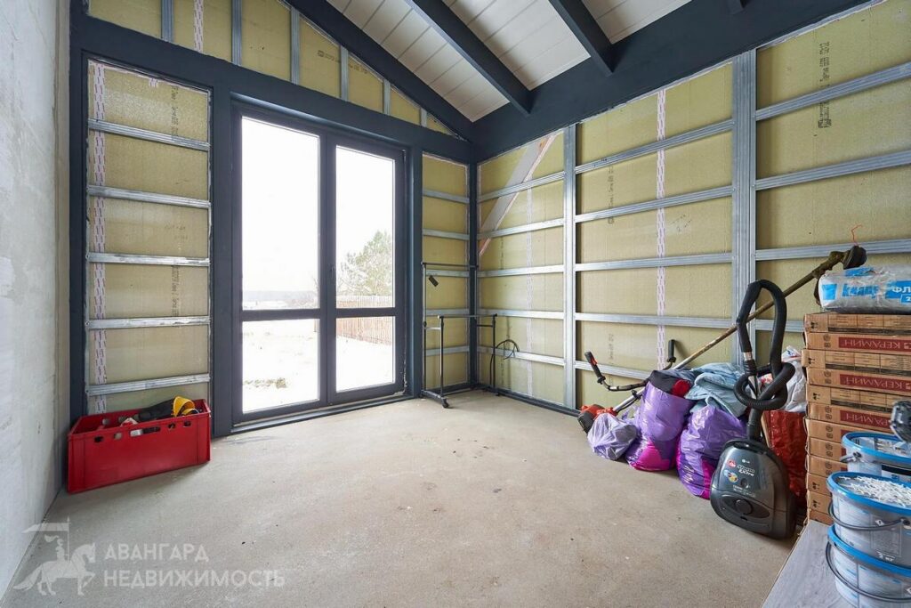 Современный дом с теплыми полами и видом на лес продают под Уздой — сколько за него просят