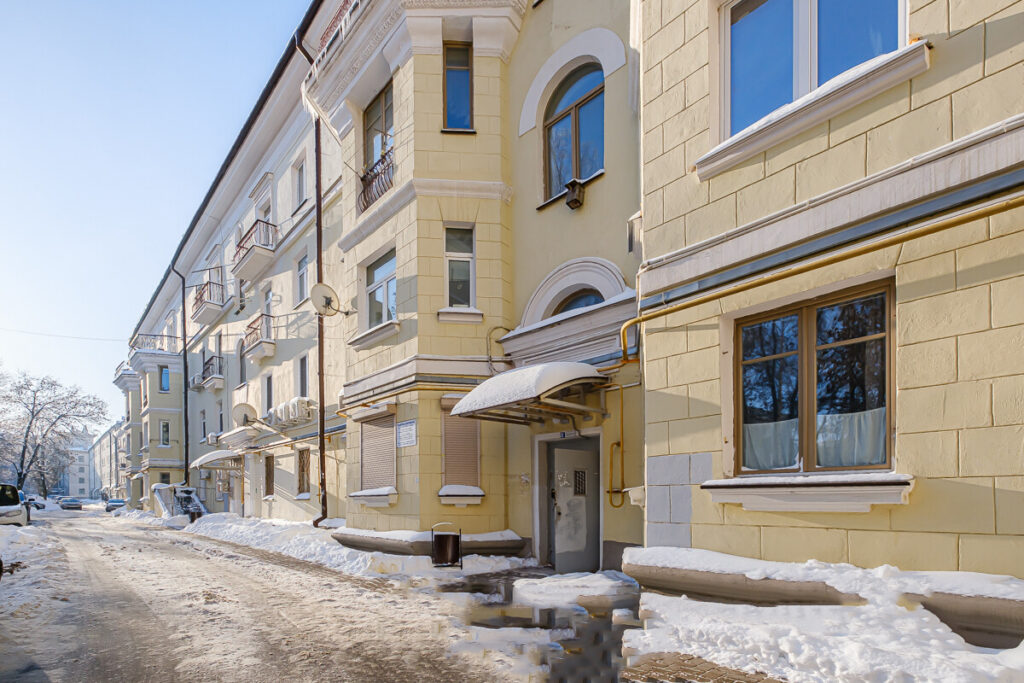 У перекрестка двух вокзалов продается сталинка с летней террасой. Узнали цену