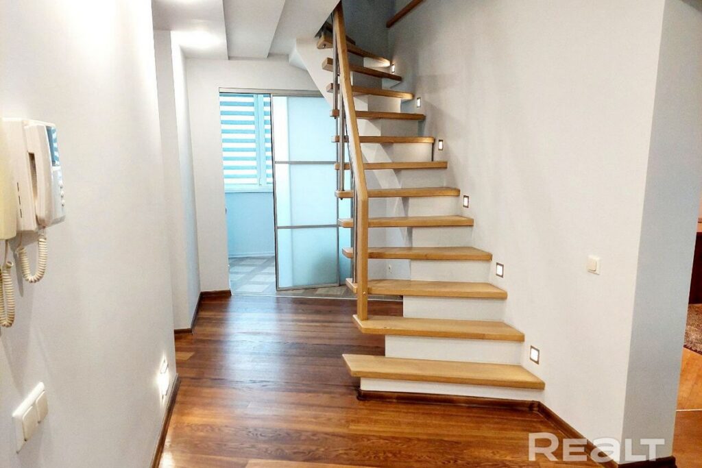 В Минске сдают шестикомнатную двухэтажную квартиру со спортзалом и игровой зоной — что по цене