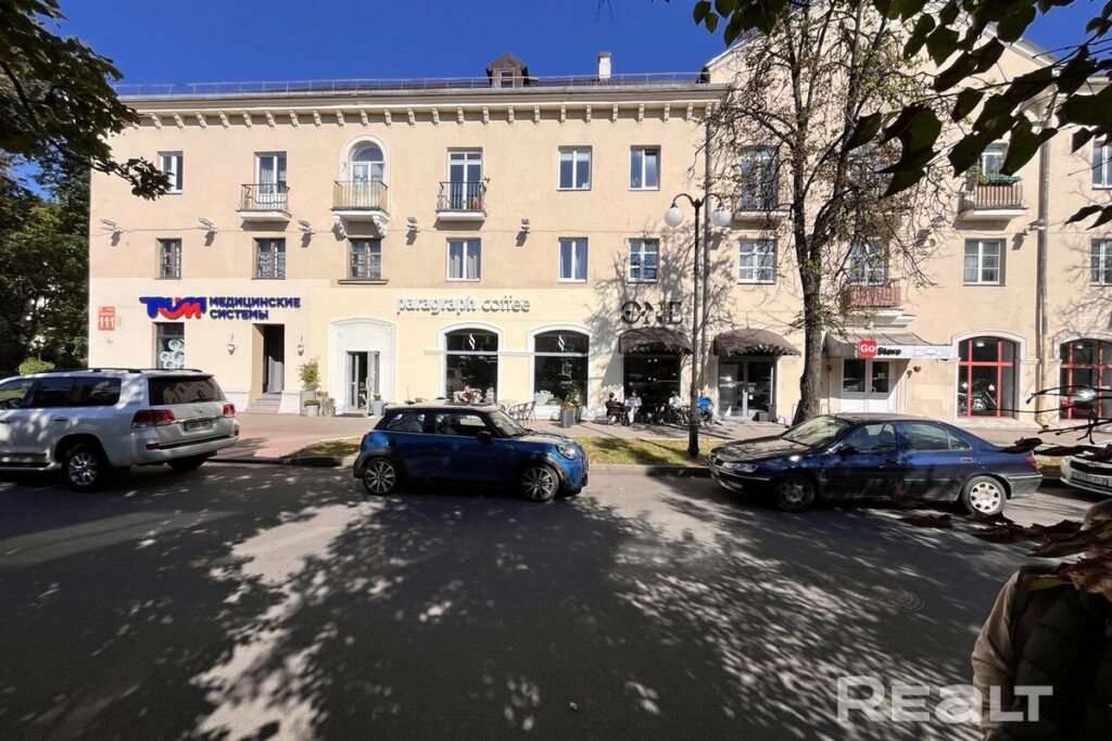 Сталинка с лепниной и паркетом выставлена на продажу — сколько стоит квартира на пр. Независимости