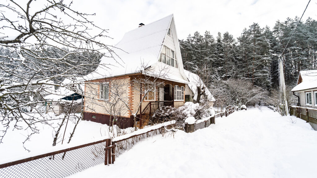 В Минском районе продается уютная кирпичная дача советского образца