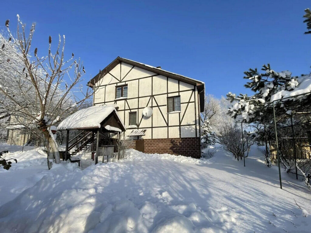 В Дзержинском районе продается очаровательный дом для загородной жизни. Узнали стоимость