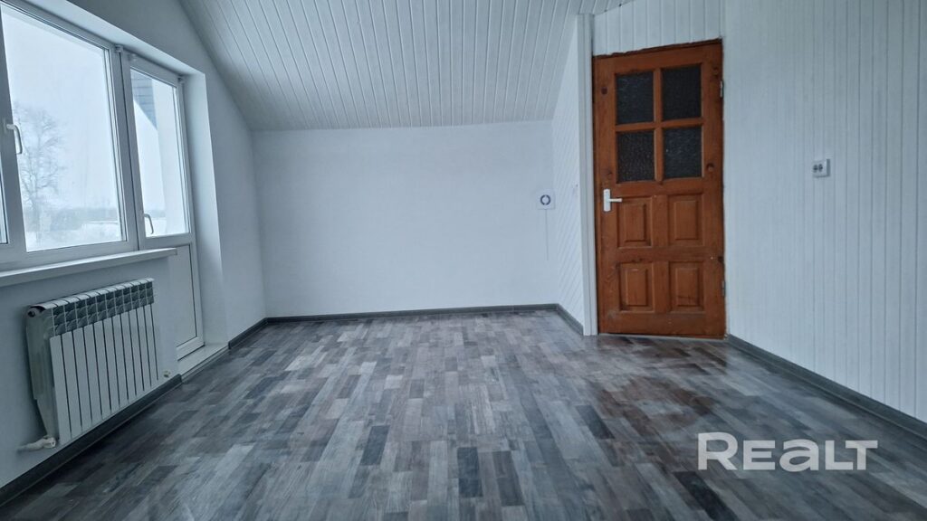 В Заславле продают дом с участком по цене однушки