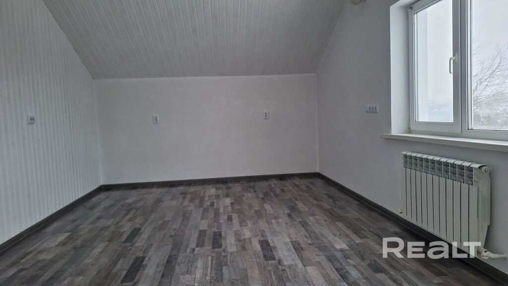 В Заславле продают дом с участком по цене однушки