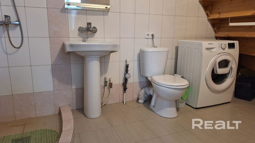 В Заславле продают дом с участком по цене однушки