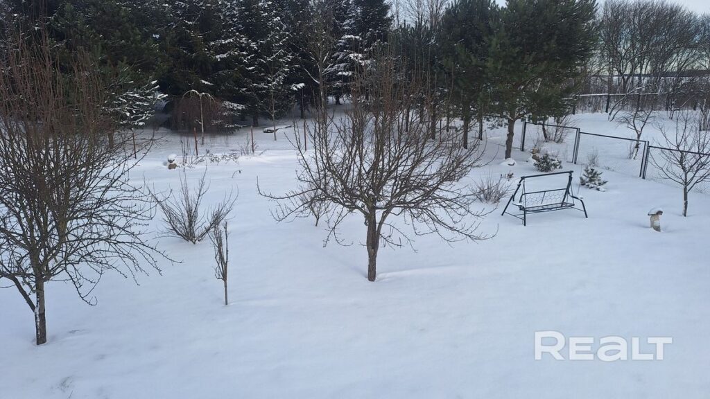 В Заславле продают дом с участком по цене однушки