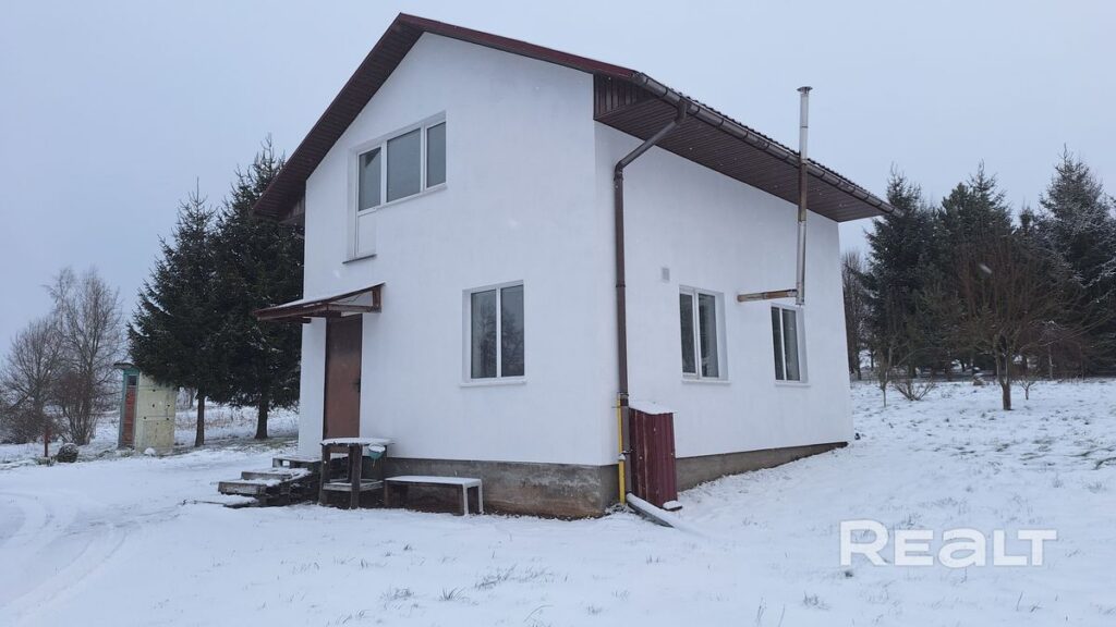 В Заславле продают дом с участком по цене однушки