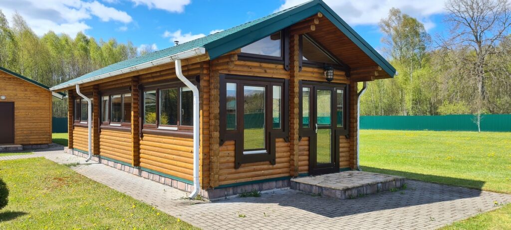 Под Мяделем продают туристическую деревню с гостиницей, баней и прудом – начальная цена 1,15 млн