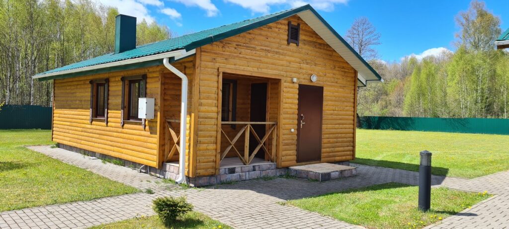 Под Мяделем продают туристическую деревню с гостиницей, баней и прудом – начальная цена 1,15 млн