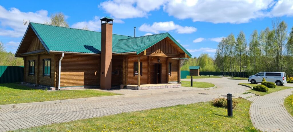 Под Мяделем продают туристическую деревню с гостиницей, баней и прудом – начальная цена 1,15 млн