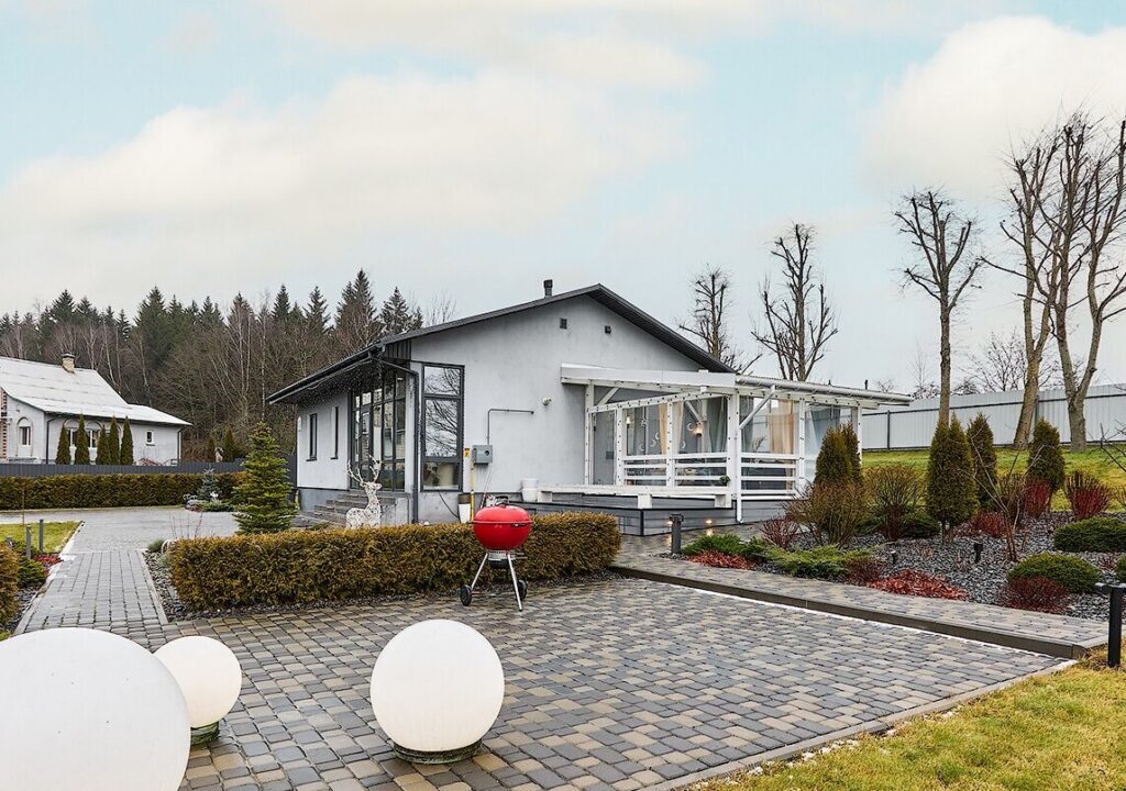 В Логойском районе продается шикарный дом с большой террасой, газом и скважиной — смотрим цену