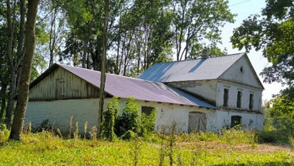 Старинную усадьбу в Гродненской области продают на аукционе со скидкой 80%
