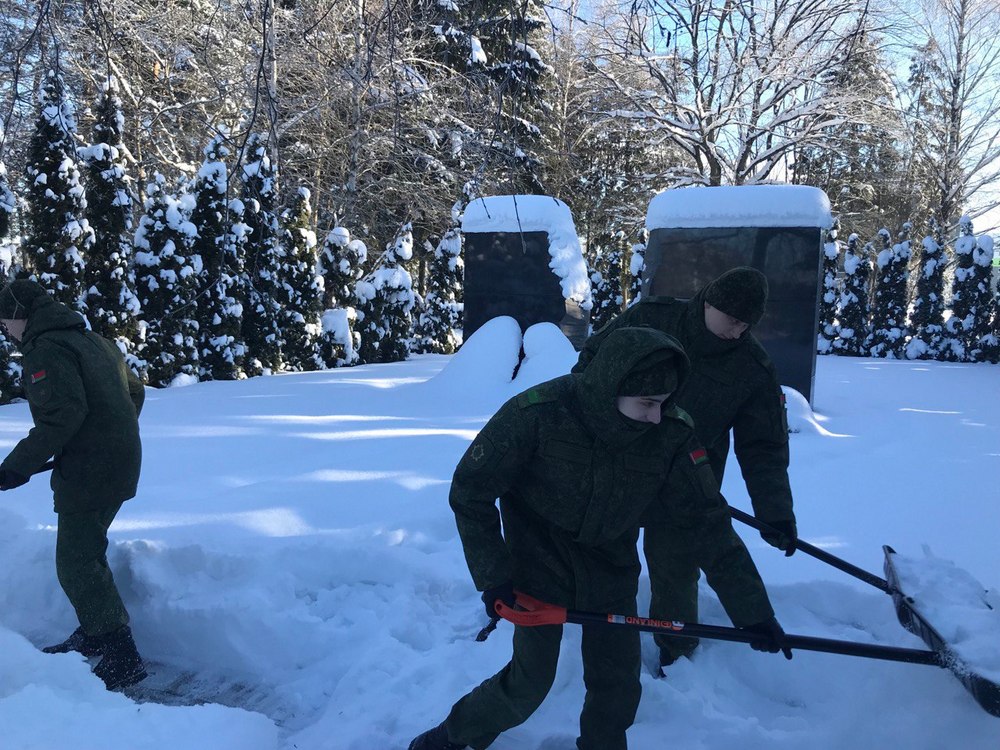 Военнослужащие привели в порядок братскую могилу в Копище