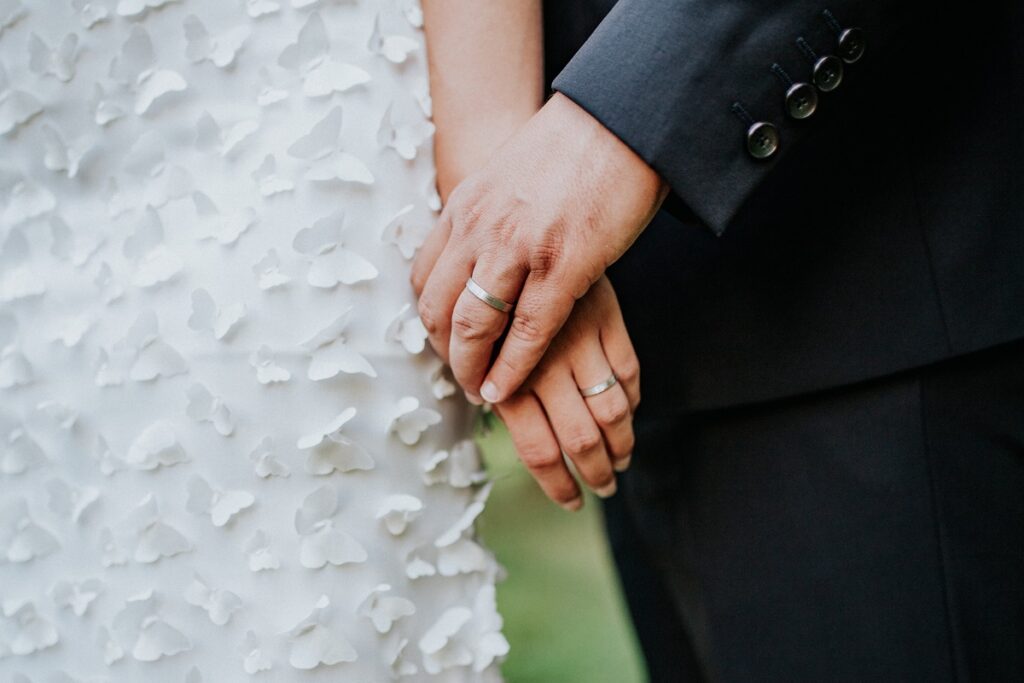 Белорусы спорят, сколько не стыдно подарить на свадьбу – 50, 100 или 300 долларов?