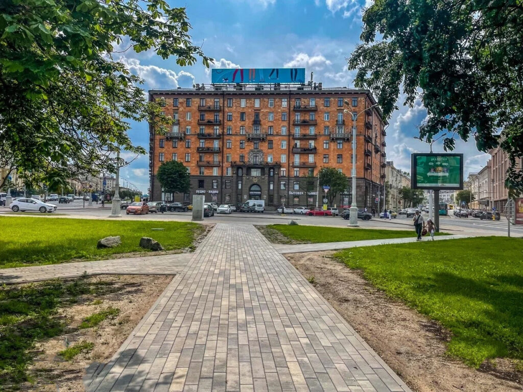 В рыжем доме у площади Якуба Коласа сдают огромную квартиру с дизайнерским ремонтом