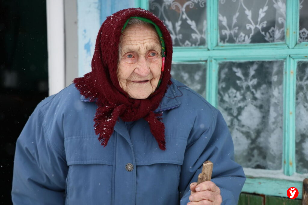 Варит борщи, сажает картошку и не признает врачей – жизнь 103-летней Марии из опустевшего Пруцка