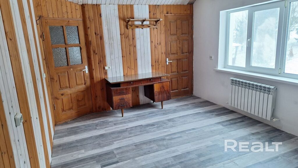 В Заславле продают дом с участком по цене однушки