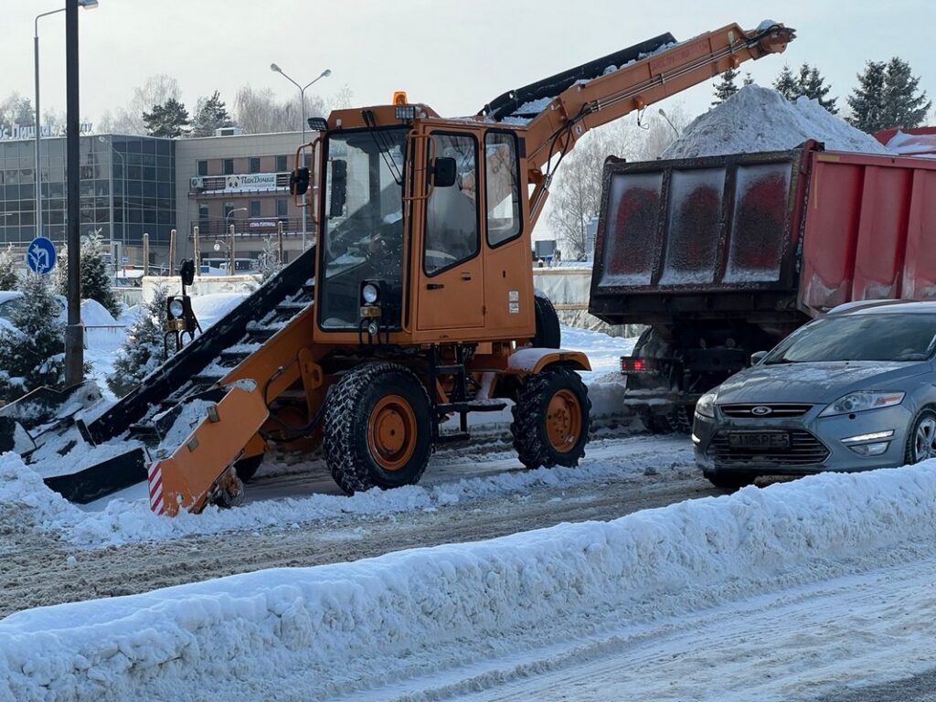 5 тракторов МТЗ, 4 самосвала МАЗ и новые спецмашины — какая техника работает на дорогах пристоличья