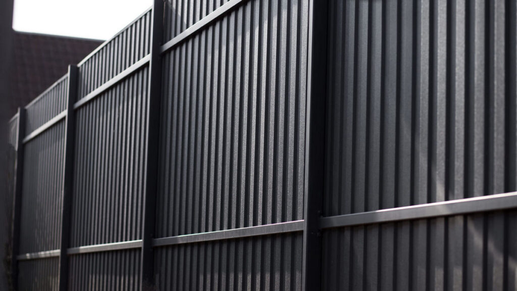 От суда до соцсетей: как соседский конфликт о заборе в Слуцке стал публичным