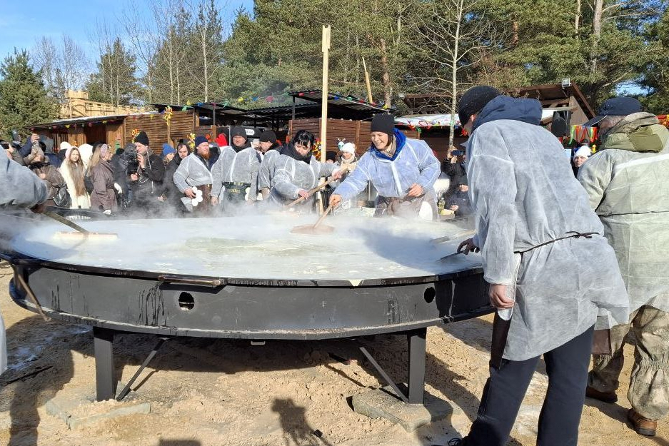 В Барановичах испекли рекордный трёхметровый блин и раскрыли секрет его приготовления