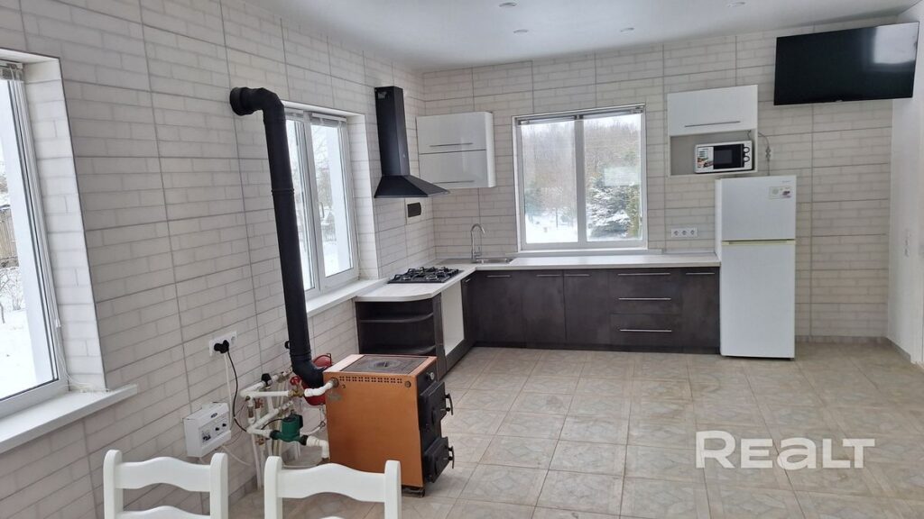 В Заславле продают дом с участком по цене однушки