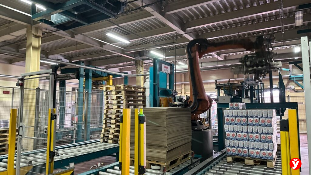 Подача групповых упаковок сахара для укладки на паллету