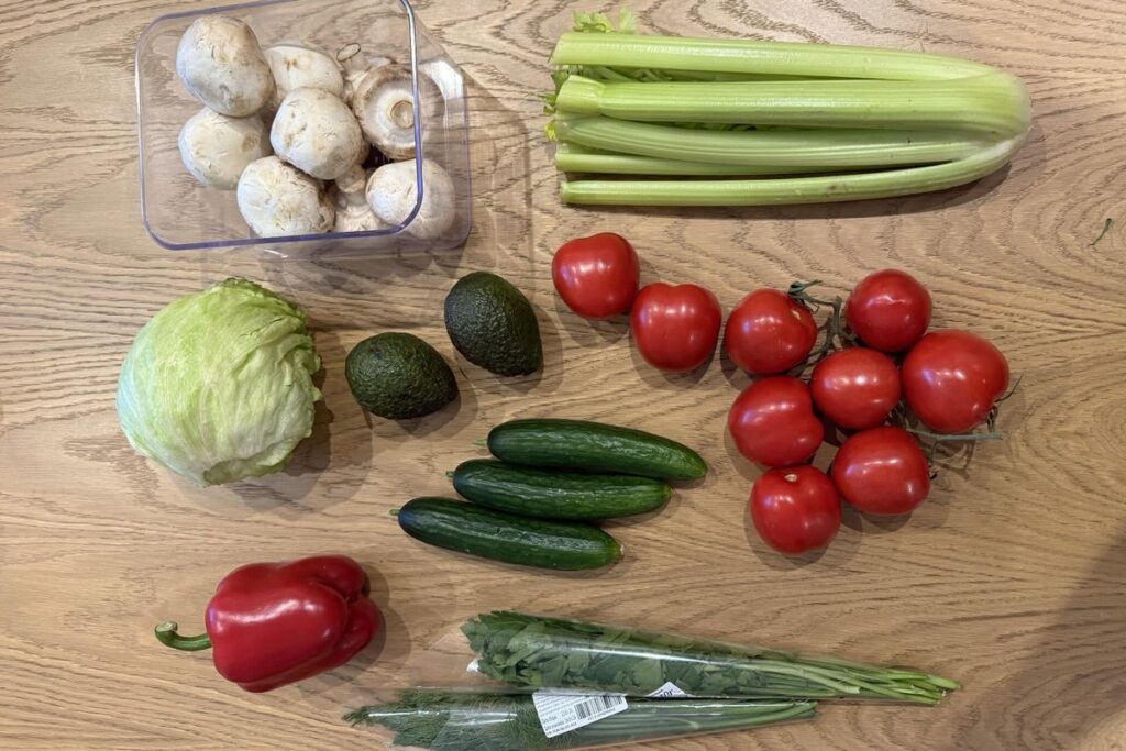 «Губа не дура» vs «Это норма»: фото продуктовой корзины за 298 рублей раскололо соцсети