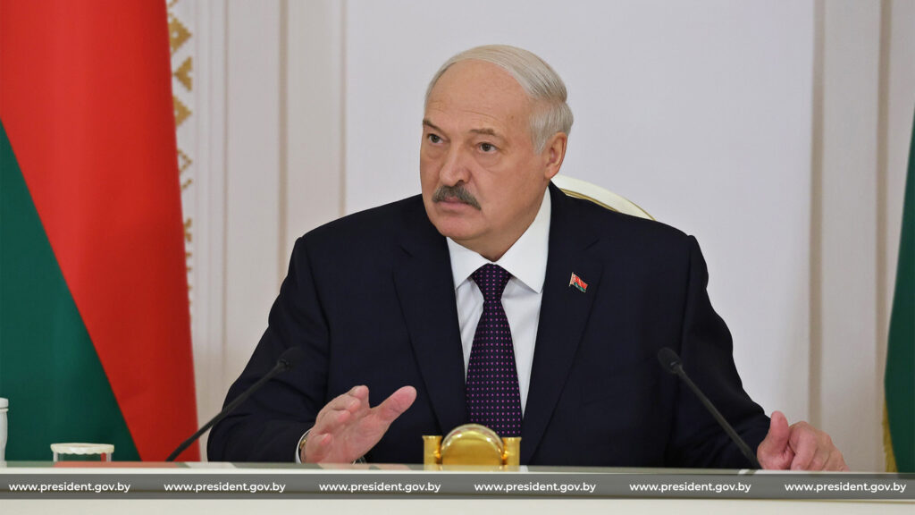 «Вся страна светится зря» — Лукашенко потребовал изменить график уличного освещения