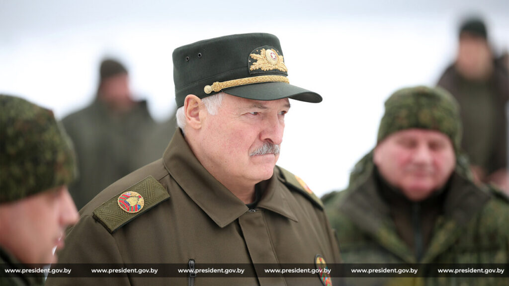 Лукашенко приехал в блиндажи к солдатам и проверил, как армия готова защищать Беларусь