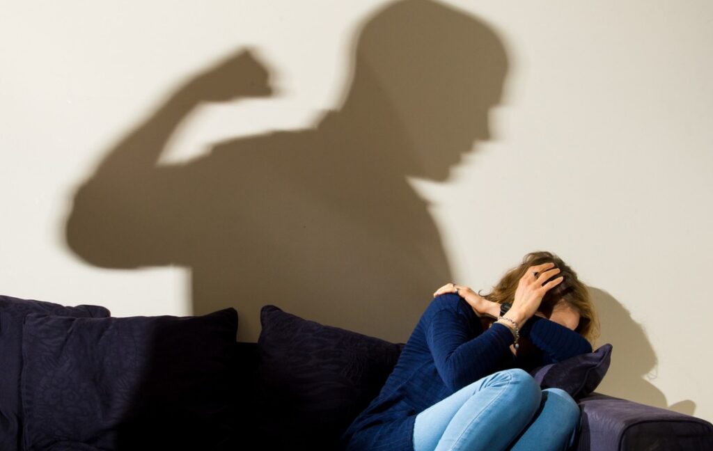 Перелом руки, сломанный позвонок: что может стать поводом заявить о домашнем насилии