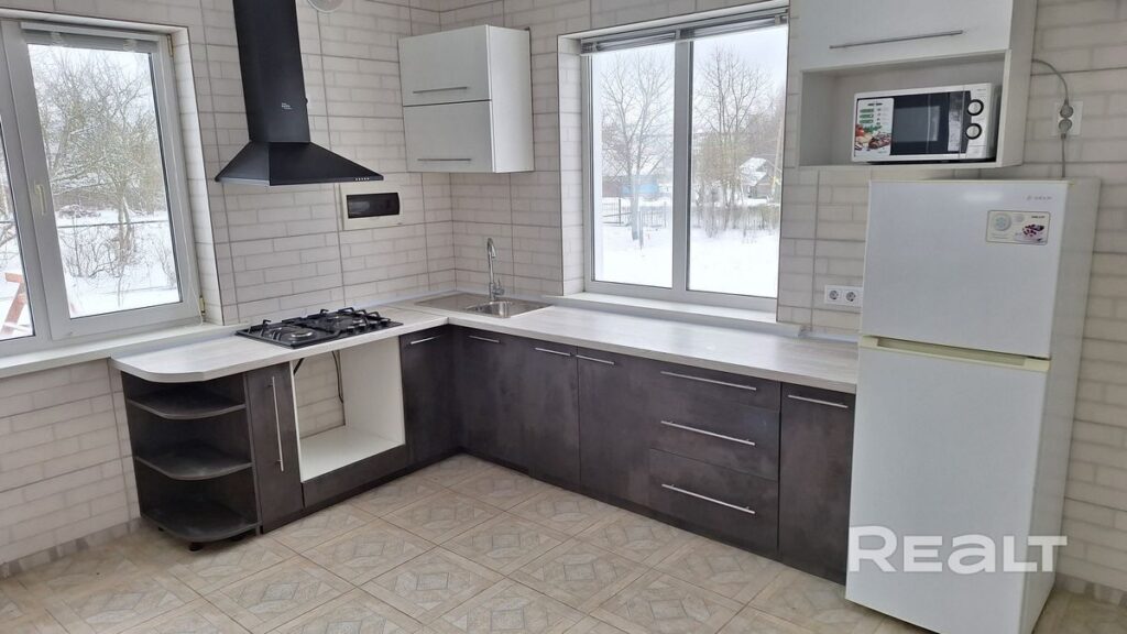 В Заславле продают дом с участком по цене однушки