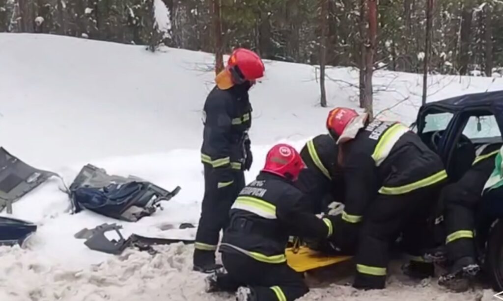 В Мядельском районе легковушка столкнулась с автобусом — водителя деблокировали спасатели