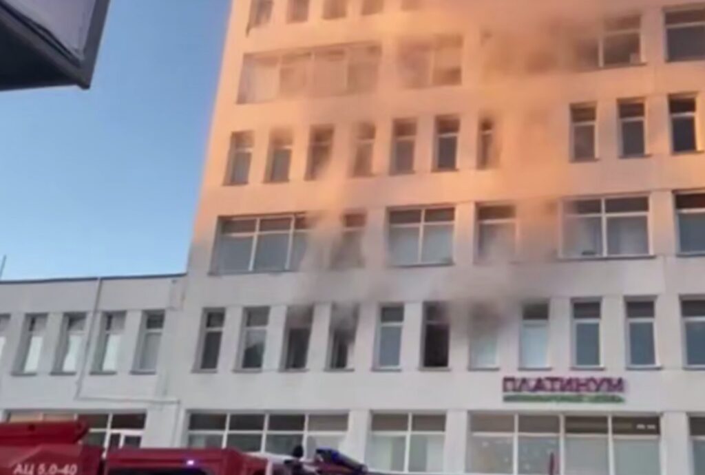 В столичном бизнес-центре на Тимирязева произошёл пожар — из здания эвакуировали 70 человек