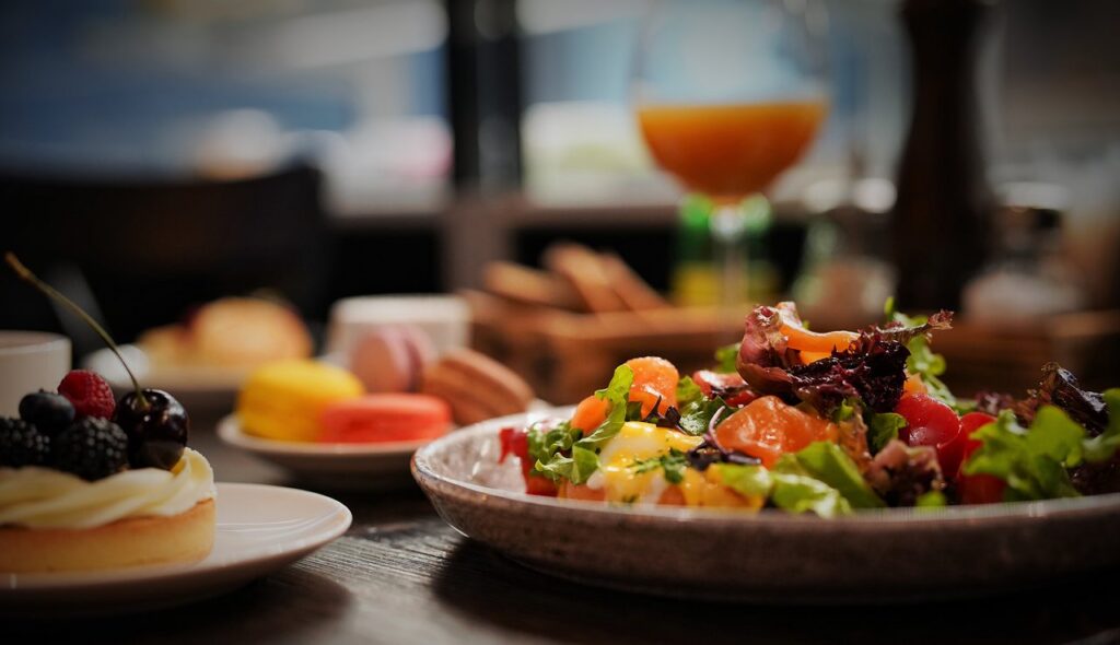 Еду, которую могли списать, теперь продают со скидками — новый сервис в Беларуси