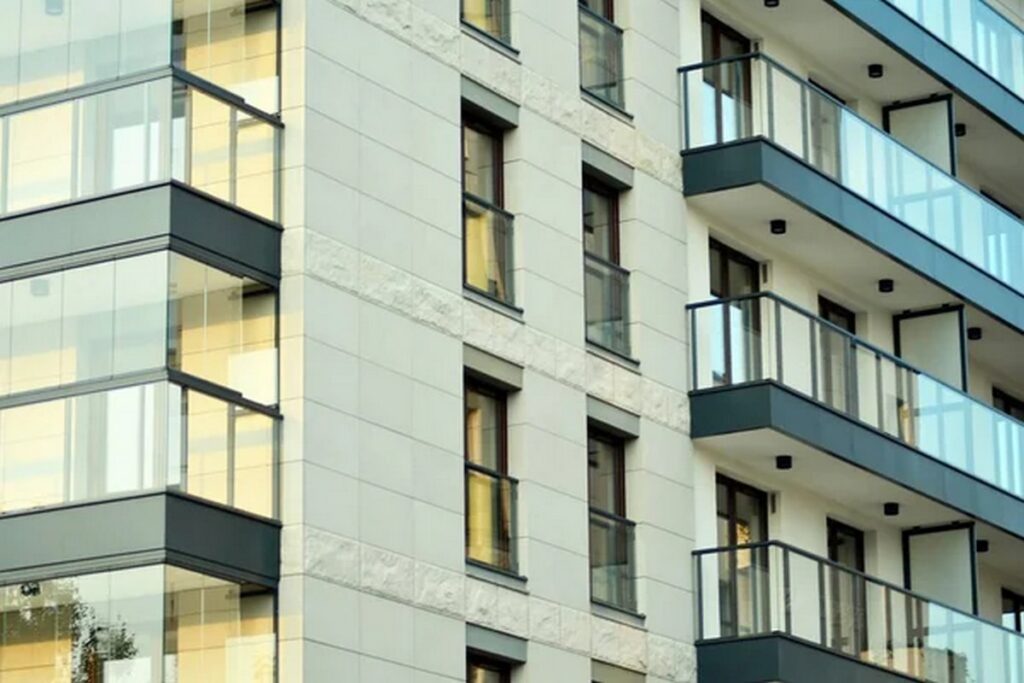 Сдаёшь квартиру «тунеядцу» — придётся платить больше? В ЖКХ объяснили нюансы