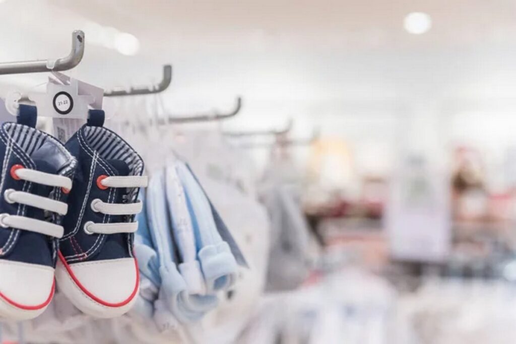 Белорусская сеть магазинов обуви продавала кроссовки с экстремистскими лозунгами