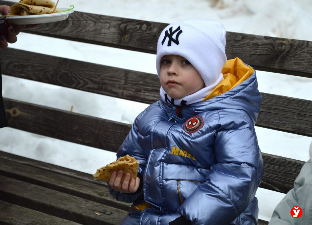 Огнём и блинами: Столбцы шумно проводили зиму на Масленице