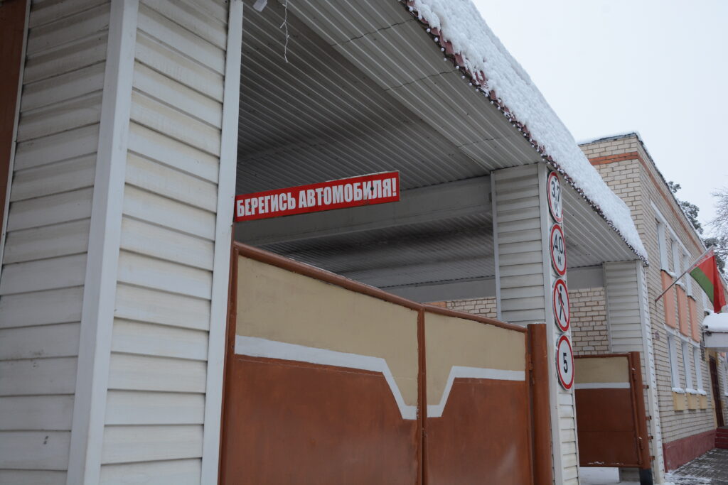 Тягачи, ПАЗики и фельдшер на посту с 5 утра: реальная жизнь автопарка №22 Березино