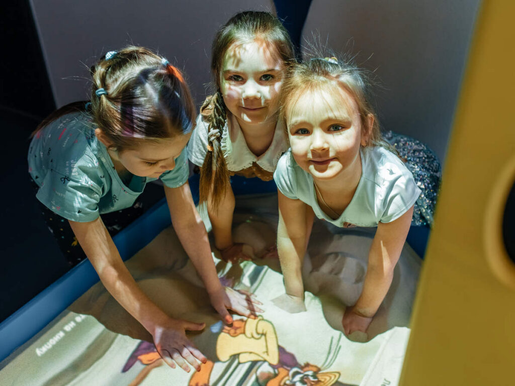 Скалодром, «живые стены» и видеонаблюдение: чем живет современный детский сад в Копище