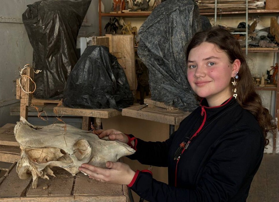 Ювелирная точность и лесные находки: как скульптор из Заславля превращает кости животных в украшения