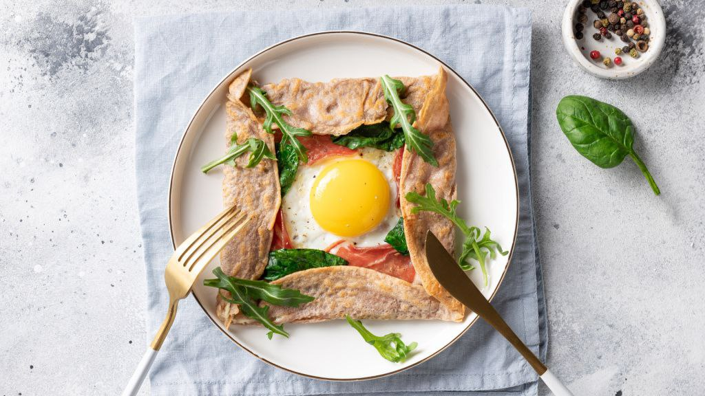 Дубайские, «бретонские» и русская классика: три рецепта блинов на Масленицу