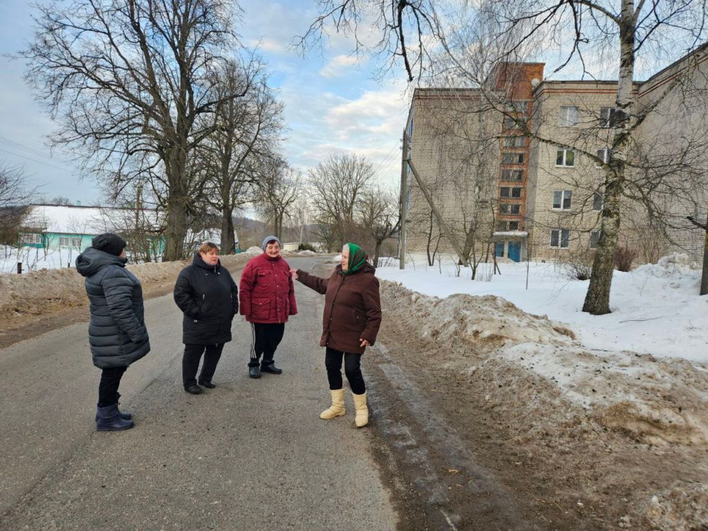 «35 лет исчезли за одну ночь»: жители Дуброво требуют вернуть привычную автобусную остановку