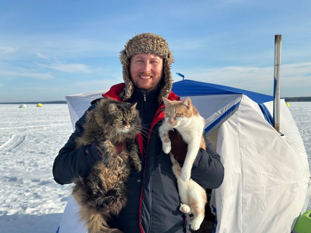 Минчанин Фёдор выезжает на лёд с котами, которые проверяют улов лапой и становятся звёздами TikTok