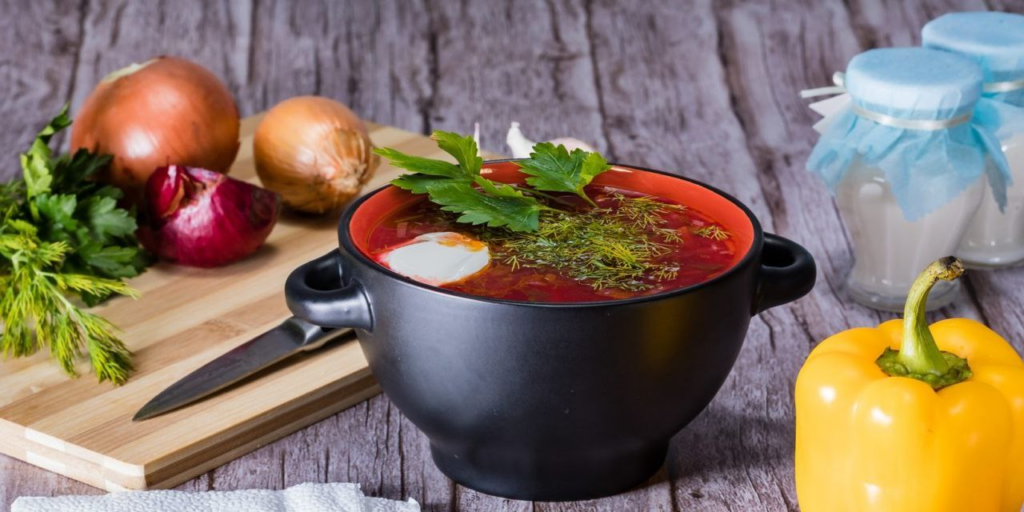 Кухня в красных тонах: от томленого борща до вишневого киселя